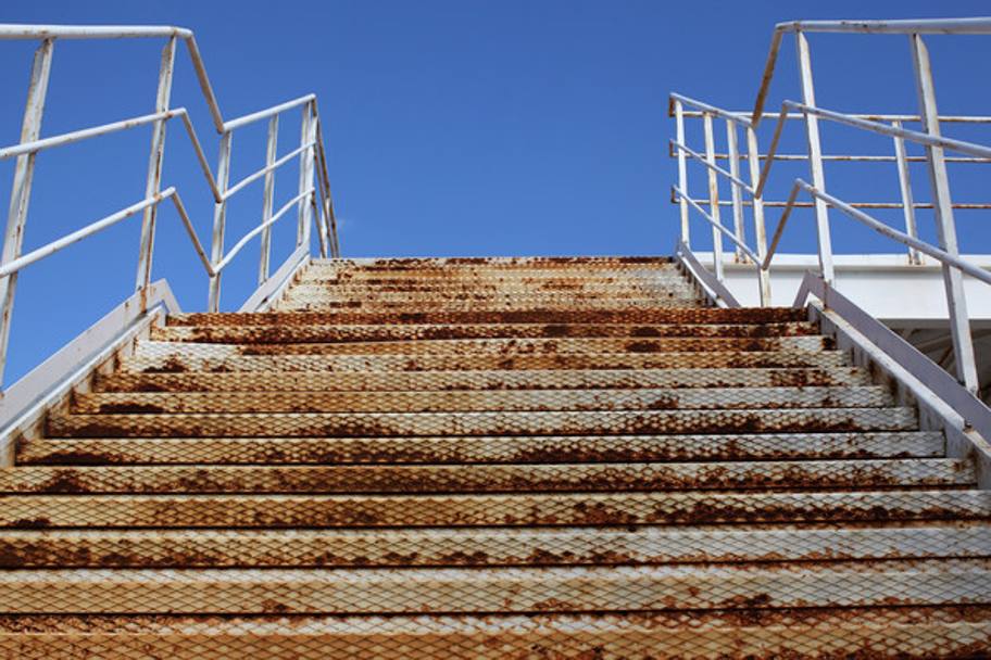 Il mancato utilizzo di alcune aree nel periodo post-olimpico ha portato le strutture a subire i segni del tempo in modo precoce. Qui una delle scalinate dell’Olympic Athletic Centre di Atene. Getty Images